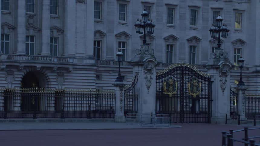 Buckingham palace gates and lamp post