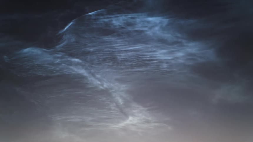Strong Noctilucent Clouds (NLC's) moving in the sky