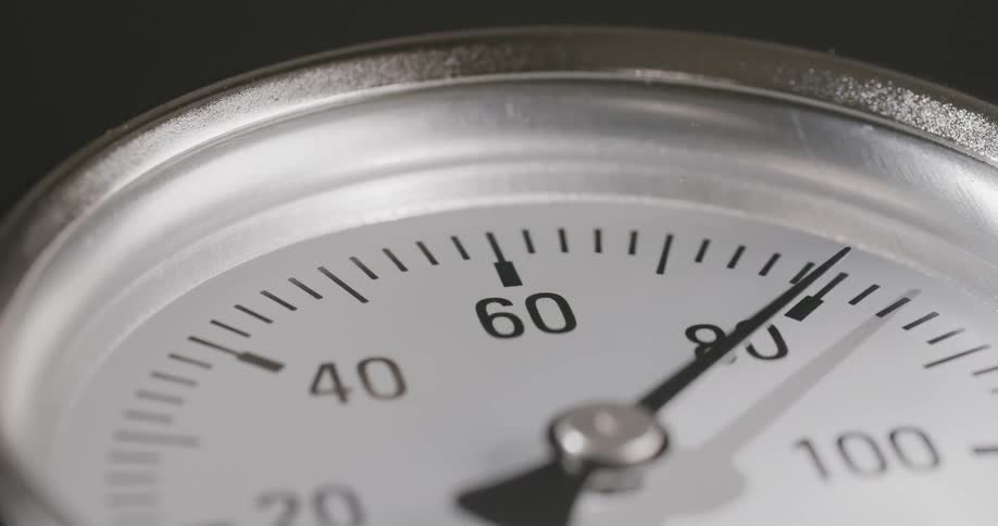 Pressure gauge pointer in motion