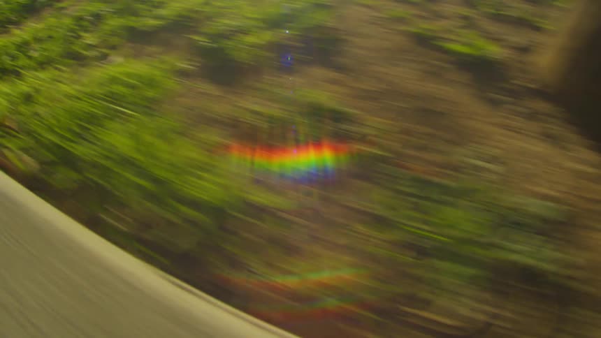 There is a movement of the sidewalk with gramado and the reflection of sunlight