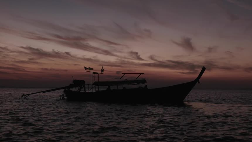 Water flows around a motionless boat