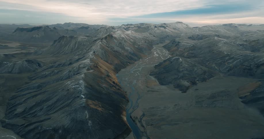 The mountain range covers the horizon