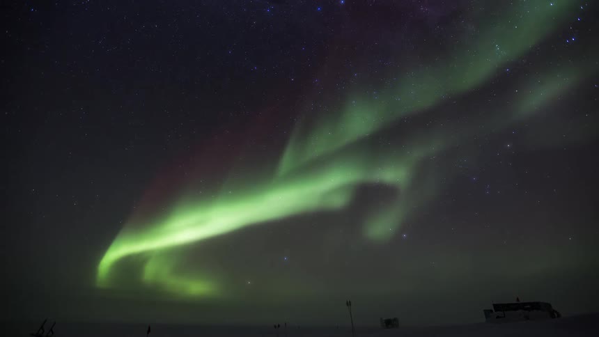 The Aurora Australis shining with a green beam in the sky