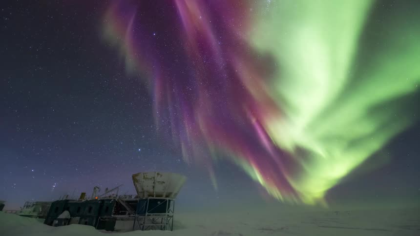 Scientific base in antarctica and the sky with Aurora Australis