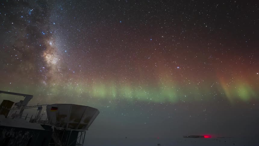 Observatory at the south pole with the sky in timelapse with the Aurora Australis