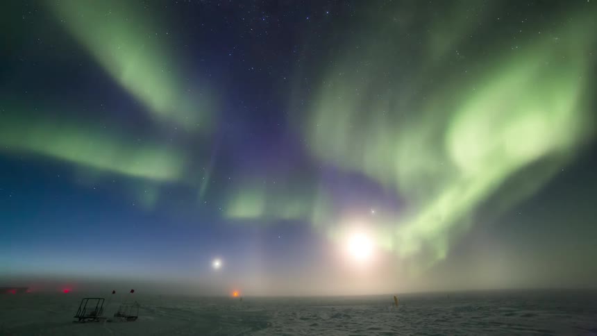 The green aurora moves around in the sky