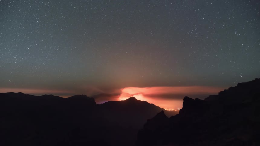 Timelapse of a volcanic eruption throughout the night