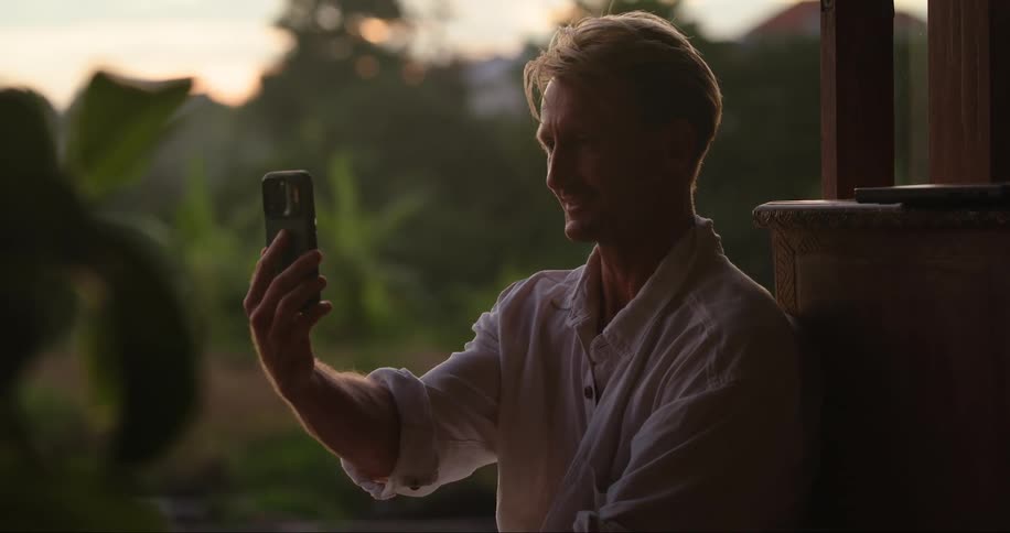 Man talking via selfie on cell phone
