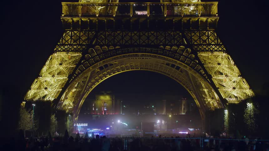 A crowd under the paris tower
