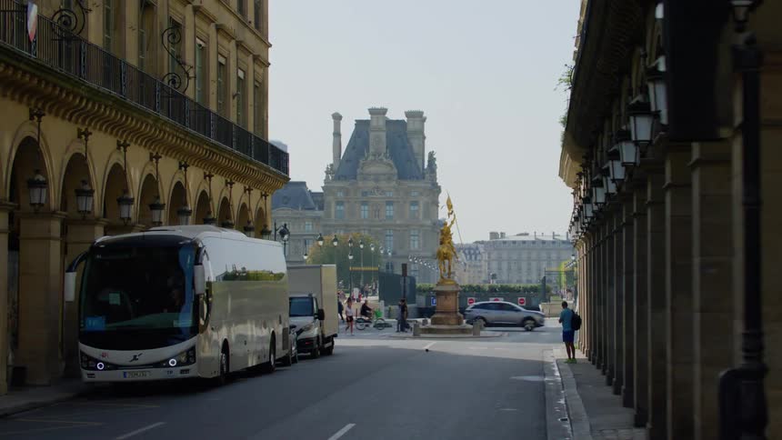 Alley of a metropolis with artistic monuments and vehicle traffic