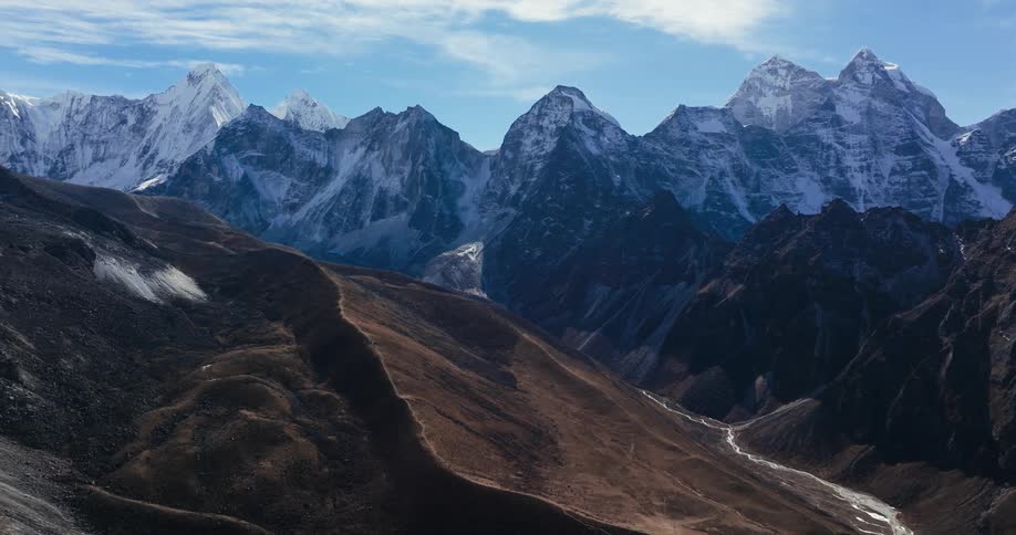 A river runs through a mountain valley