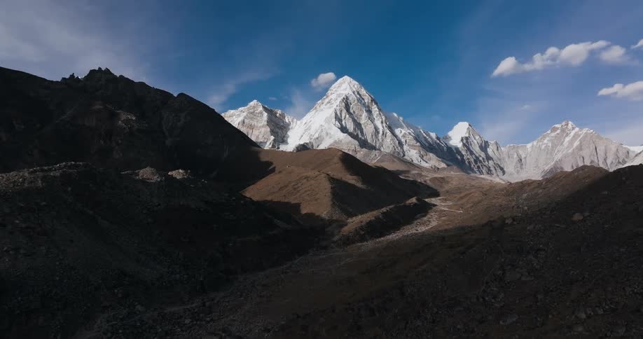 A river runs through a mountain valley