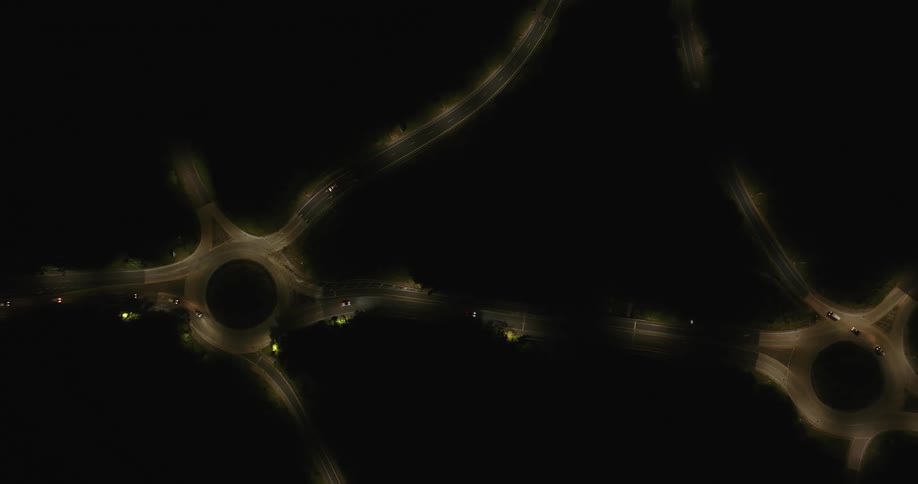 Skyline of an intersection with cars at night