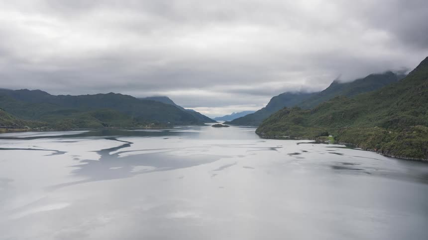 Landscape of a river inbetween mountains at midday