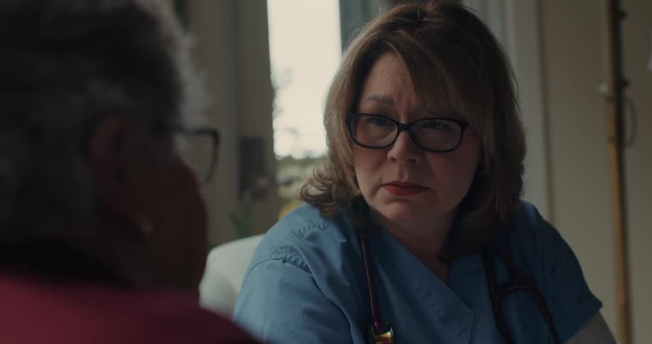 A nurse has a conversation with a patient