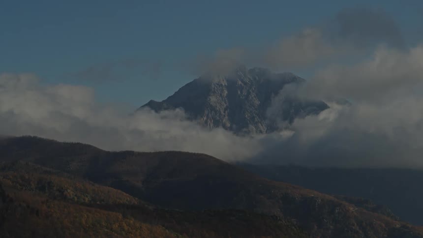 Clouds flow over the mountain