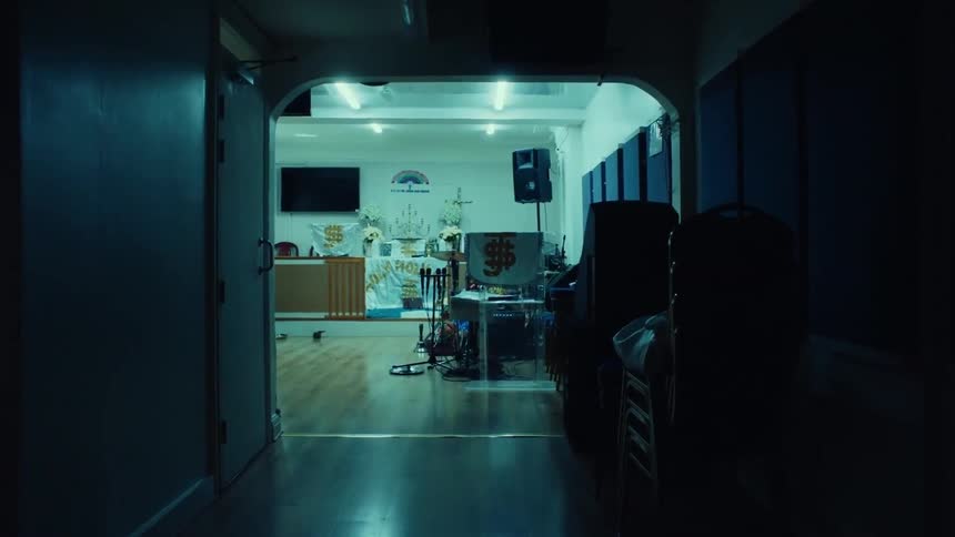 Corridor giving access to a bright auditorium