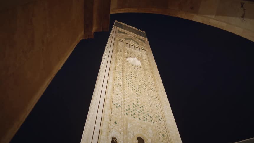 A tall building in the city during the night time