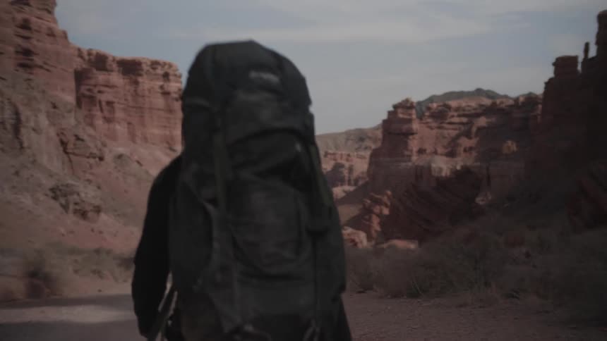 Two hikers head for the canyon