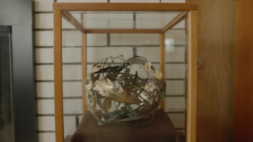 A clip of a metal artwork