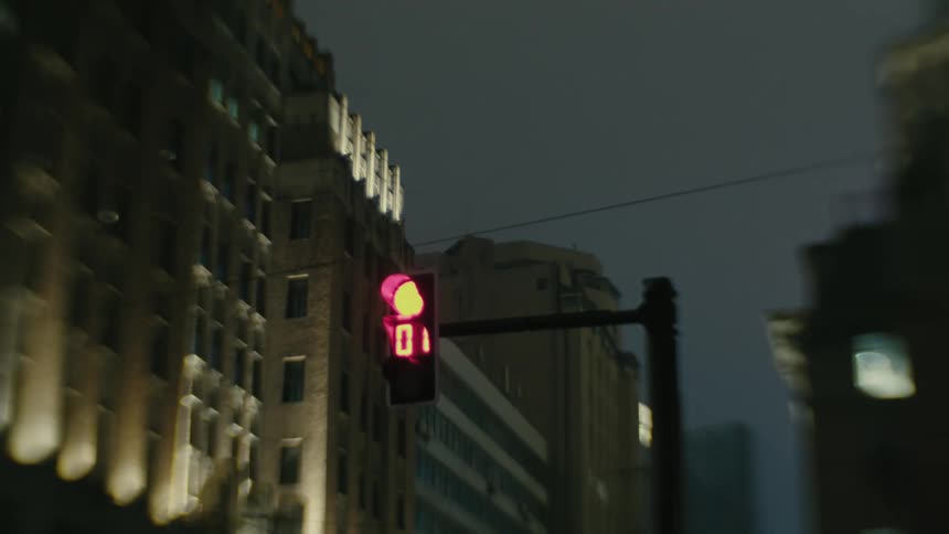 A yellow traffic light counts down before changing to green