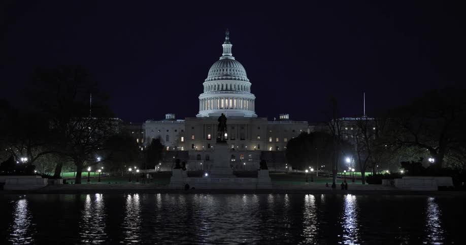 The potomac river flows past the us capitol building