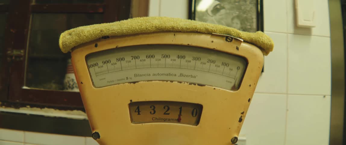 Old yellow scale with weight pointer in kilograms in a restaurant environment