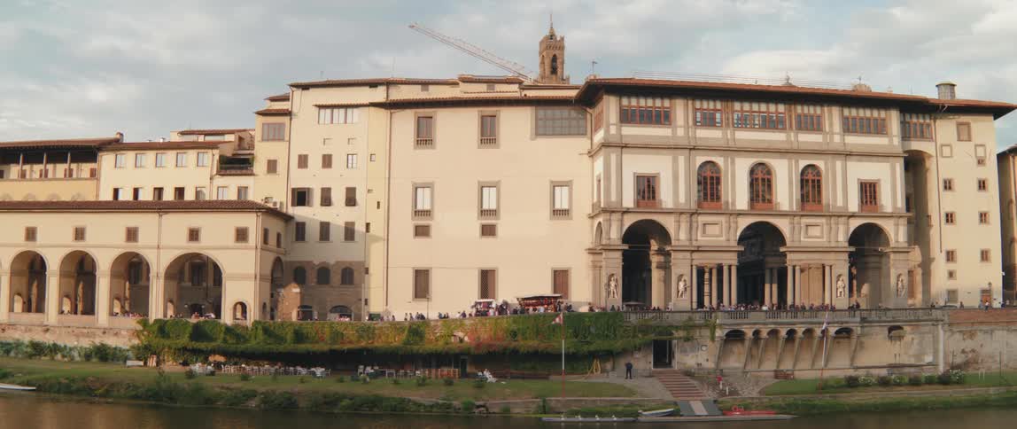 Crowds of people visiting a large building in Florence