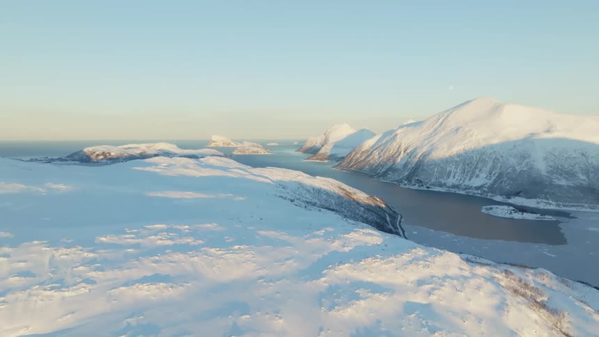 The river runs through the snow