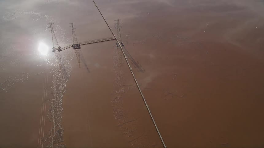 Power lines are flowing over the water