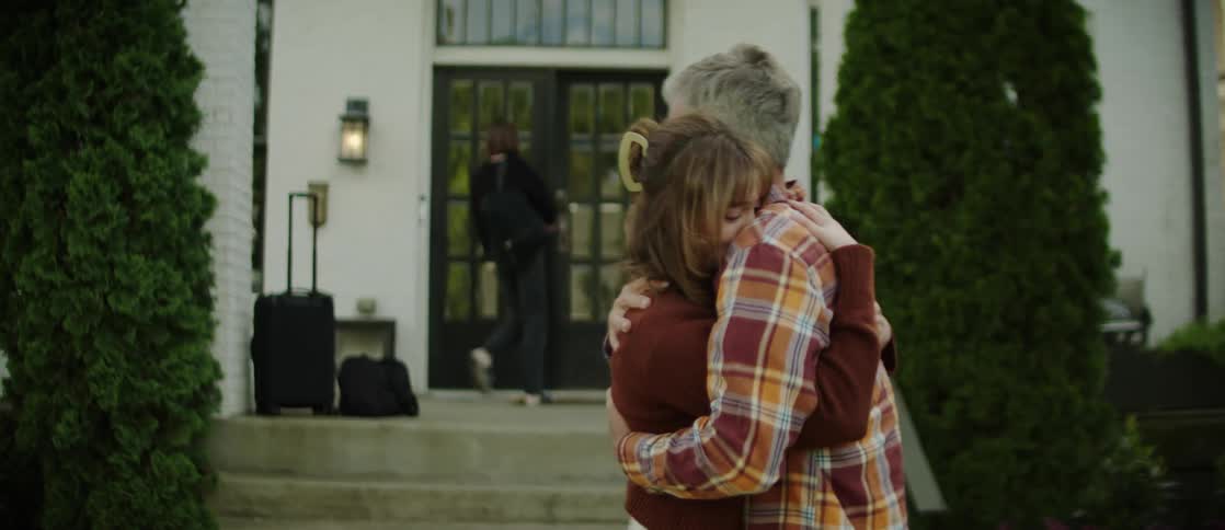 A father hugs his daughter as he drops her off at college