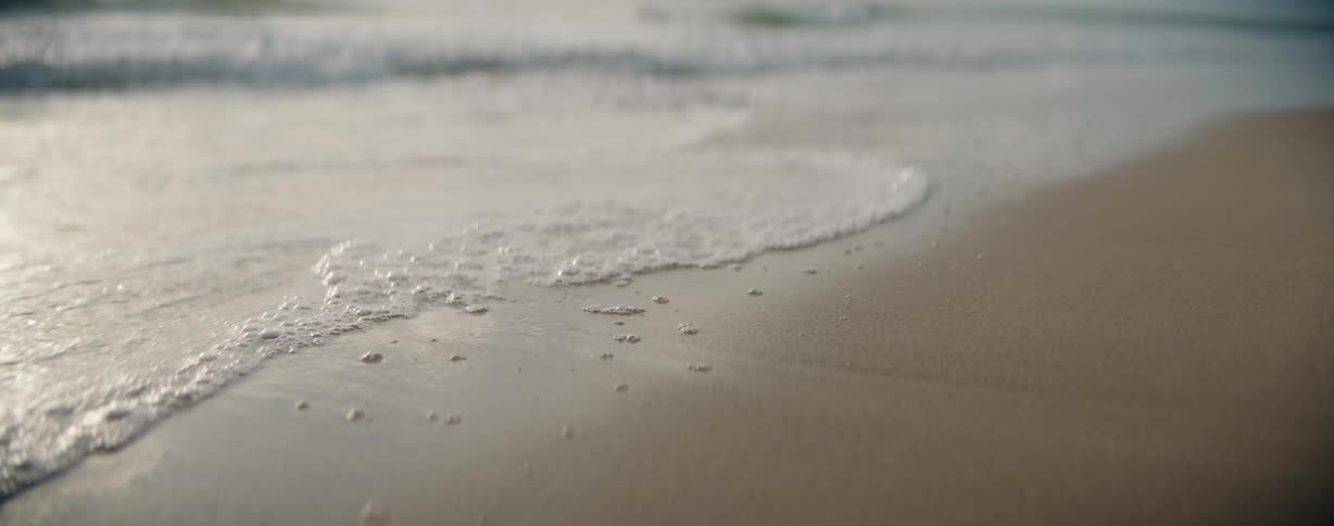 The waves move on the sand