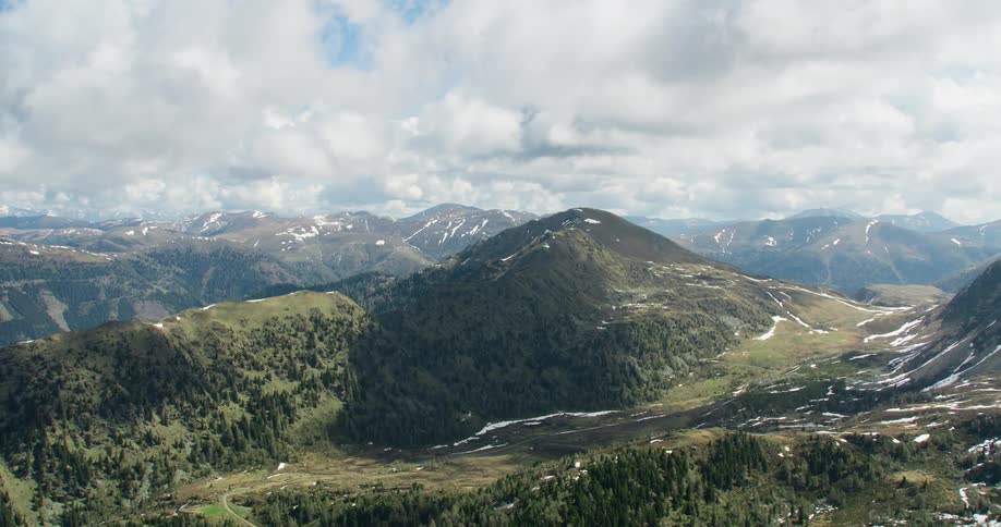 Snowy panorama on a partly cloudy day