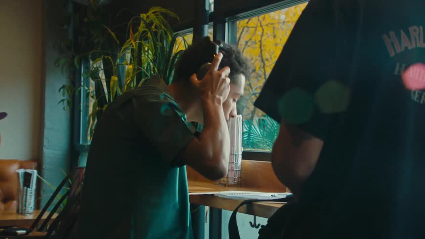 Two people meet up in the restaurant
