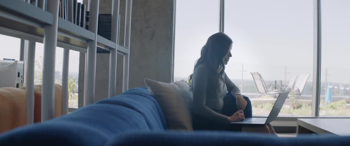 Woman sitting at a workplace using a laptop