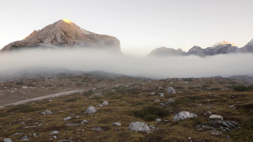 Sea of fog passing through the mountains