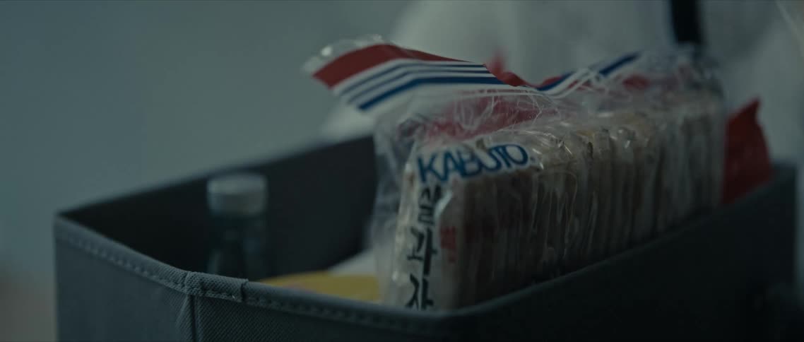 A person unpacks their groceries