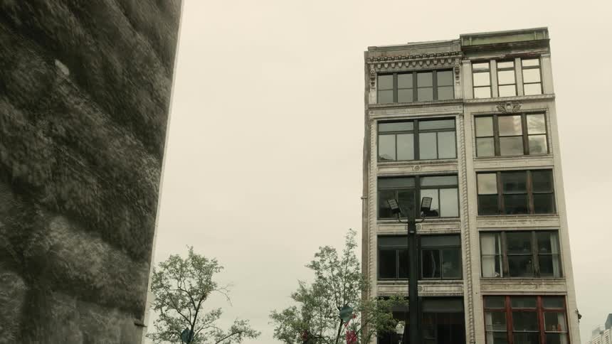 A multiple story apartment building in a city