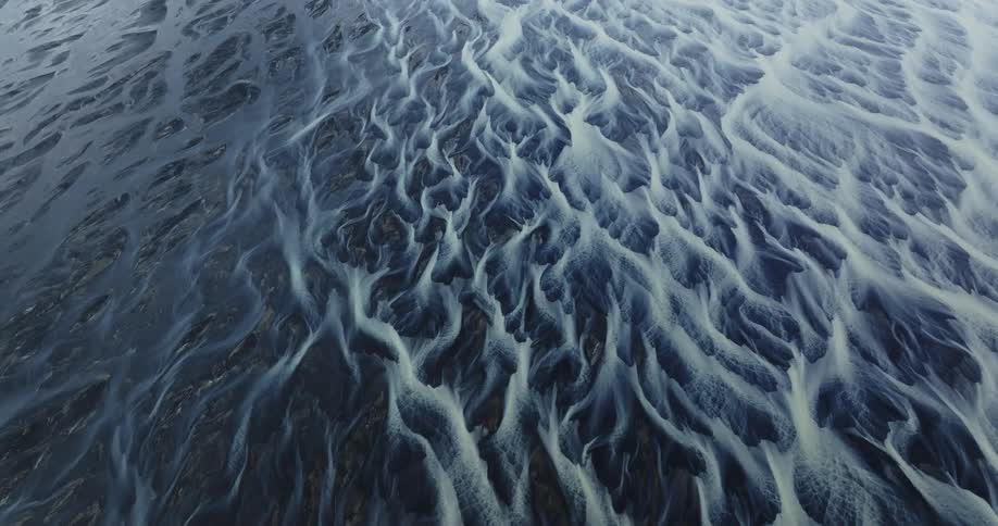 Complex wavy pattern of glacial rivers