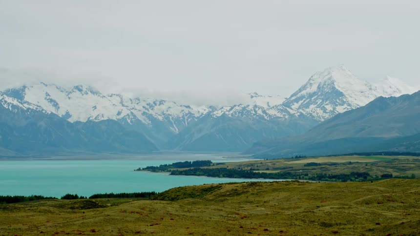 Landscape of a lake surrounded by snowy mountains in New Zealand