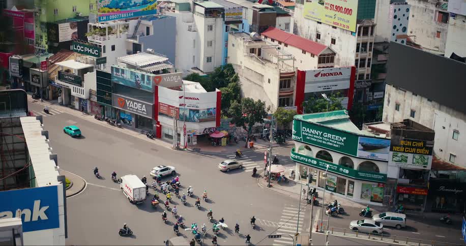 View from above of disorganized traffic in a city