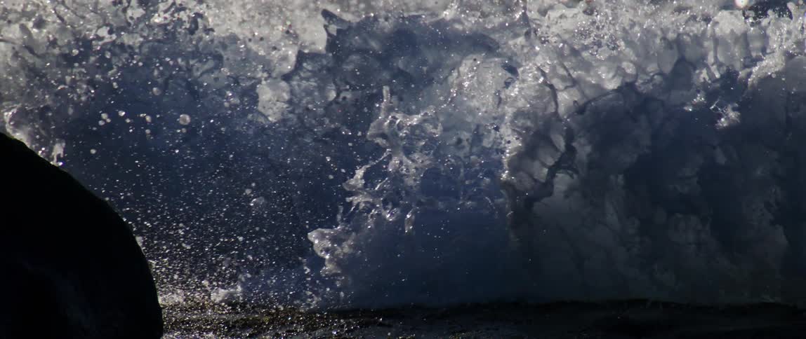 Strong wave hitting rocks
