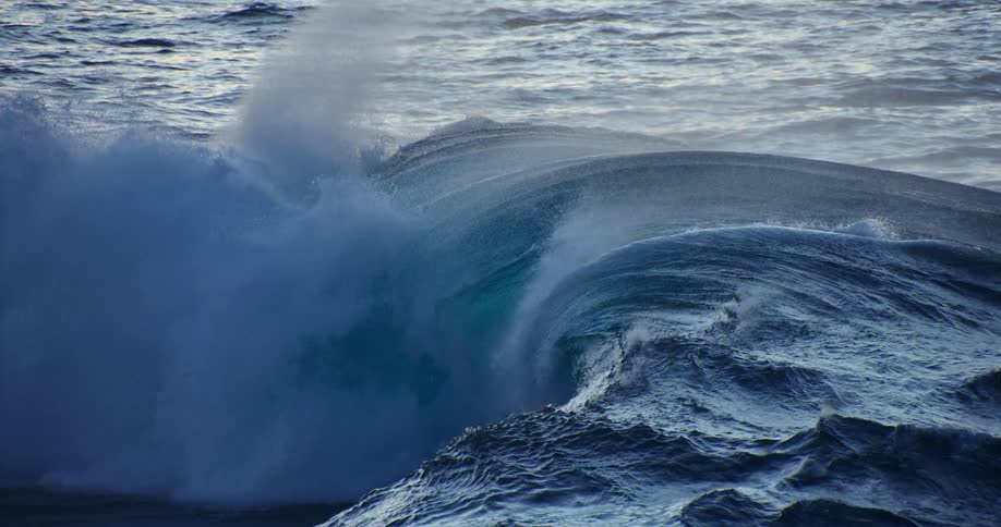 Large waves move in the ocean