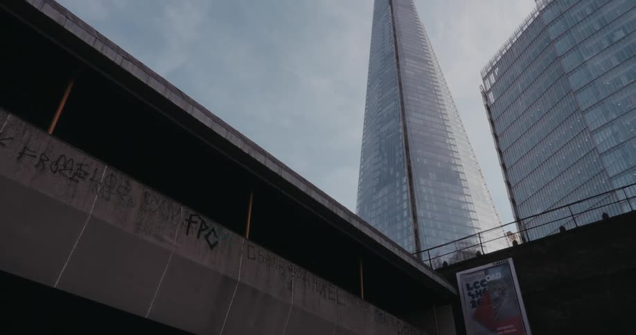 The skyscraper runs into the clouds