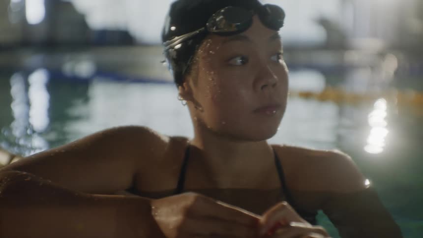 Woman leaning on the lane of a swimming pool