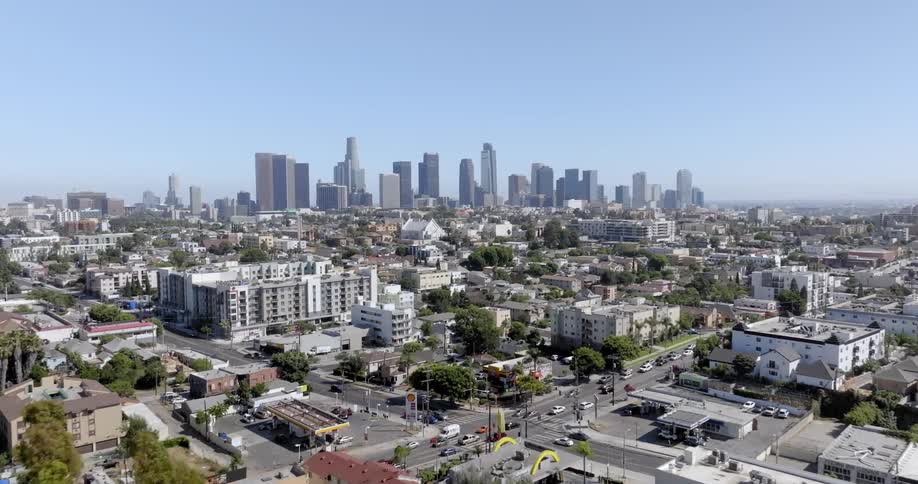 An aerial view of a large city with a part with small houses and in the background a center with several skyscrapers