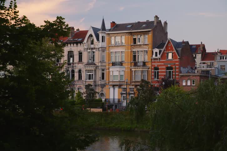 A clip of buildings in an urban city