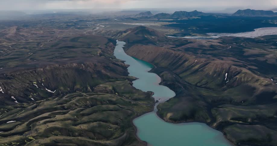 A river runs through the mountain range