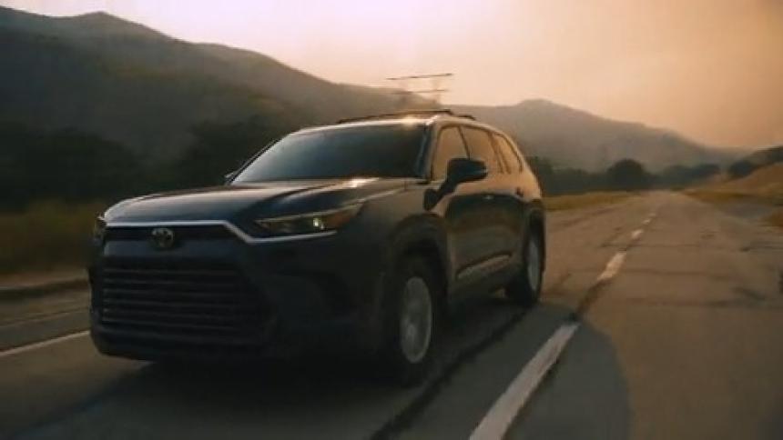SUV charges into close-up and then changes lanes