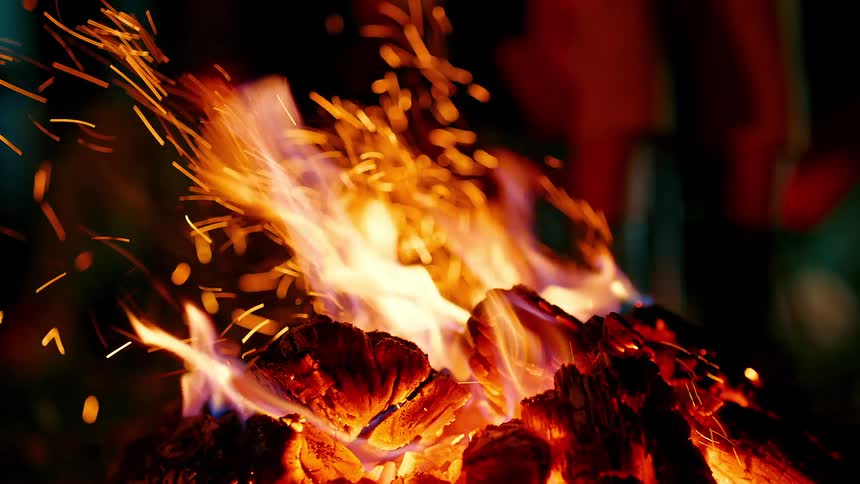 The campfire is burning at night